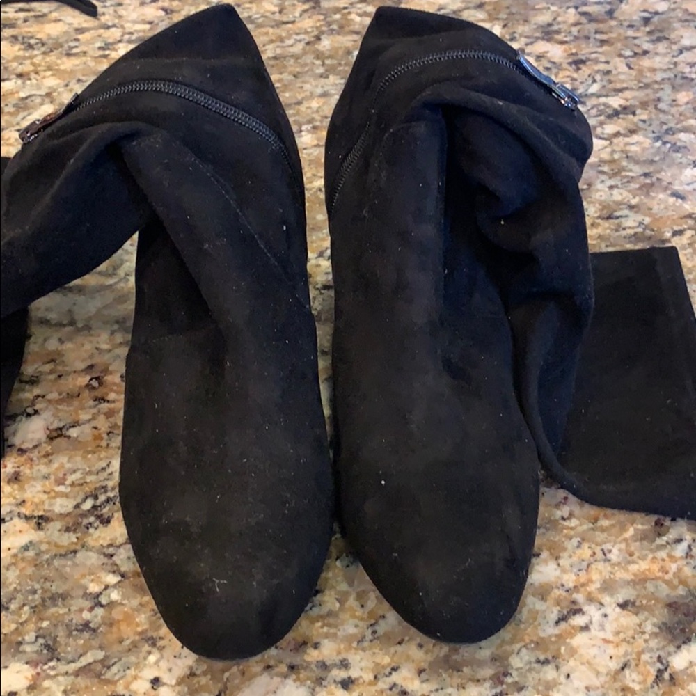 Suede high heeled black boots. - Picture 5 of 7